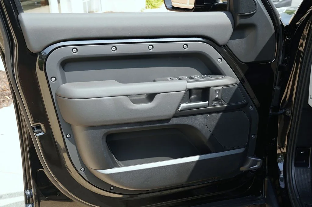 New 2026 Santorini Black Land Rover X-Dynamic SE image 11
