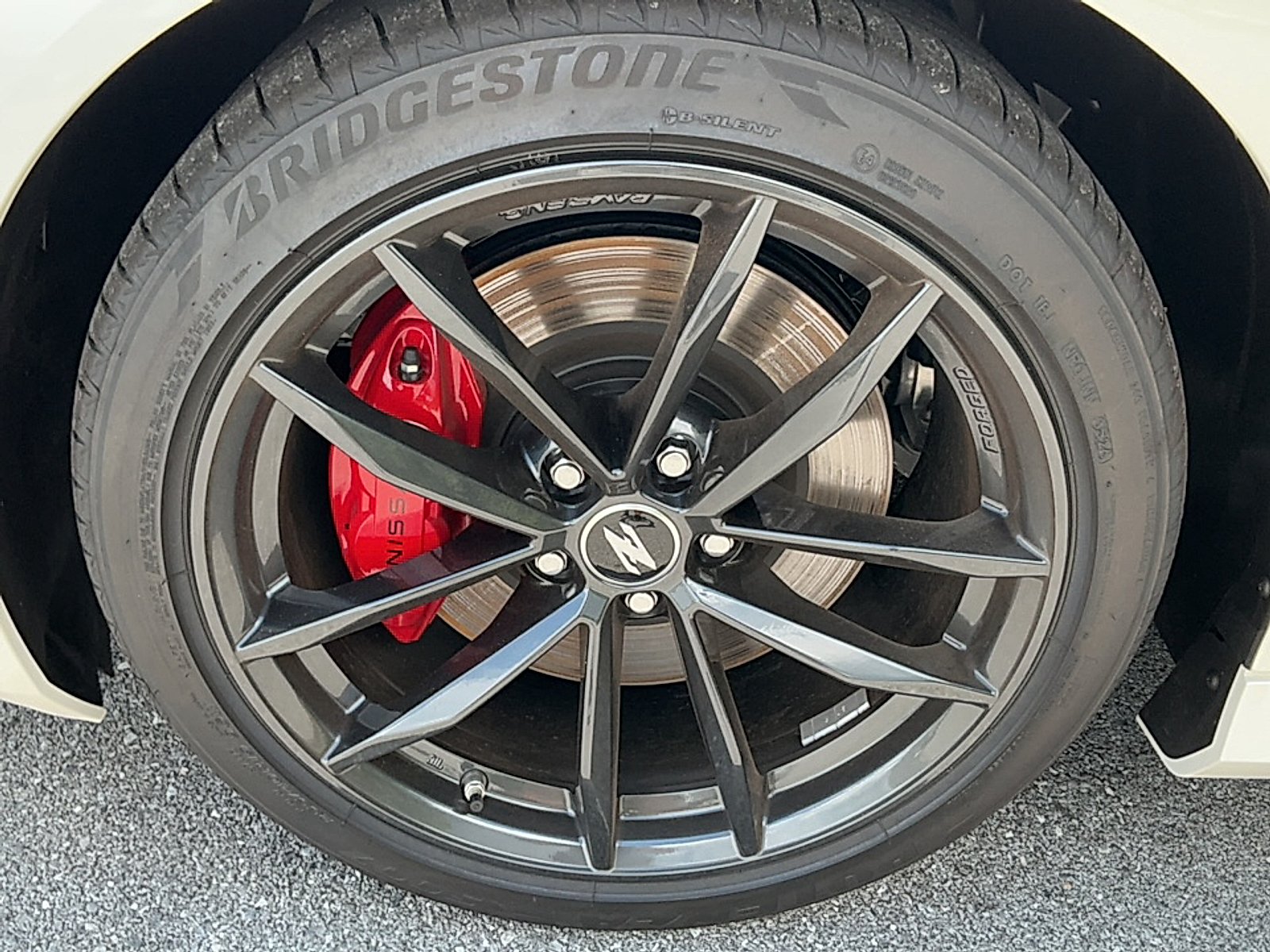 New 2026 Pearl White Tricoat/Super Black Nissan Performance image 5