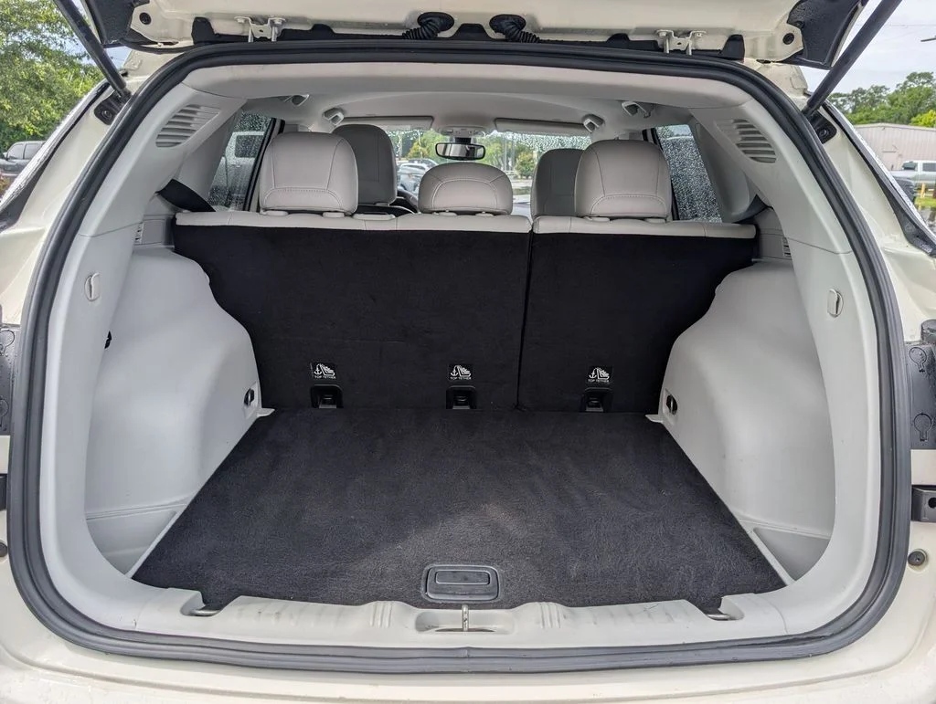 Used 2018 White Jeep Latitude image 22