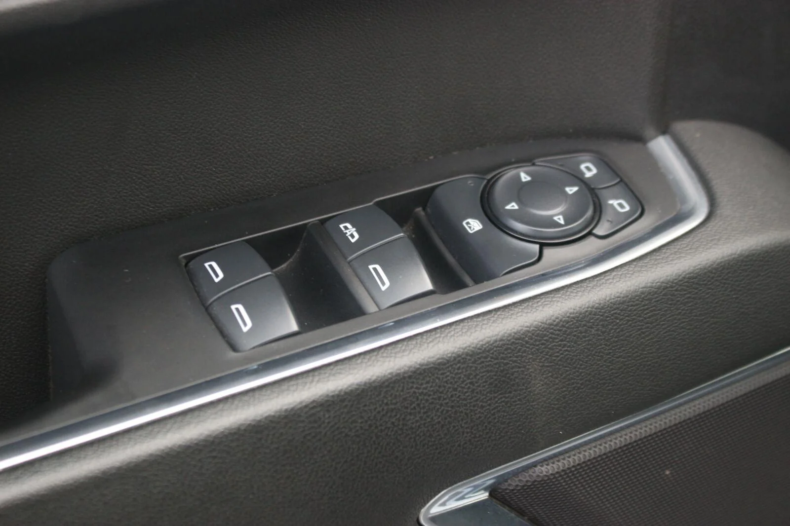 Used 2025 Summit White Chevrolet LT image 16