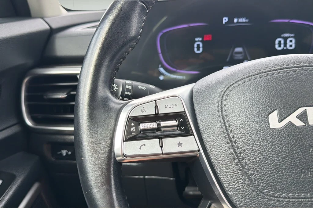 Used 2025 Black Kia S image 21