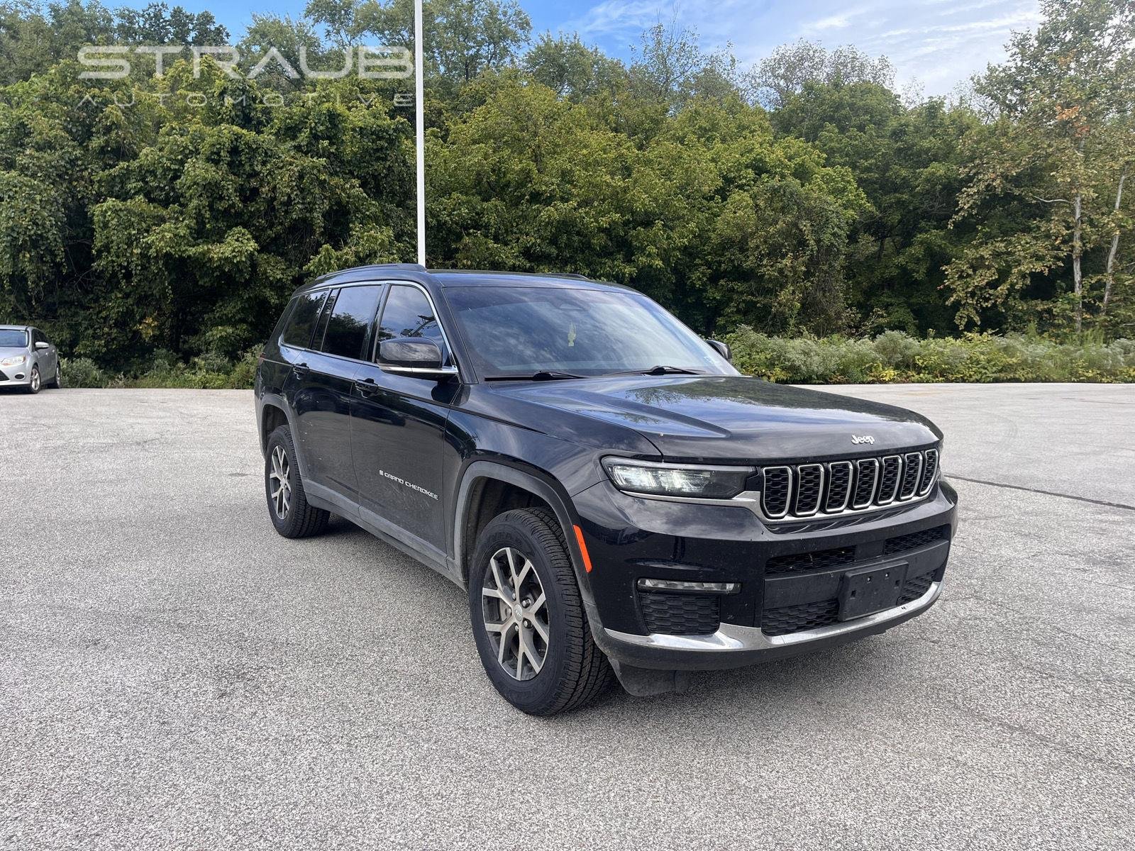 Used 2025 Diamond Black Crystal Pearlcoat Jeep Limited image 2