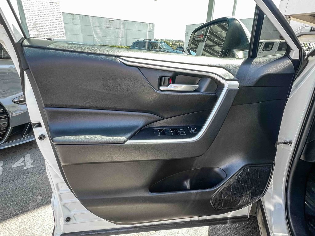 Used 2021 White Toyota XLE Premium image 19