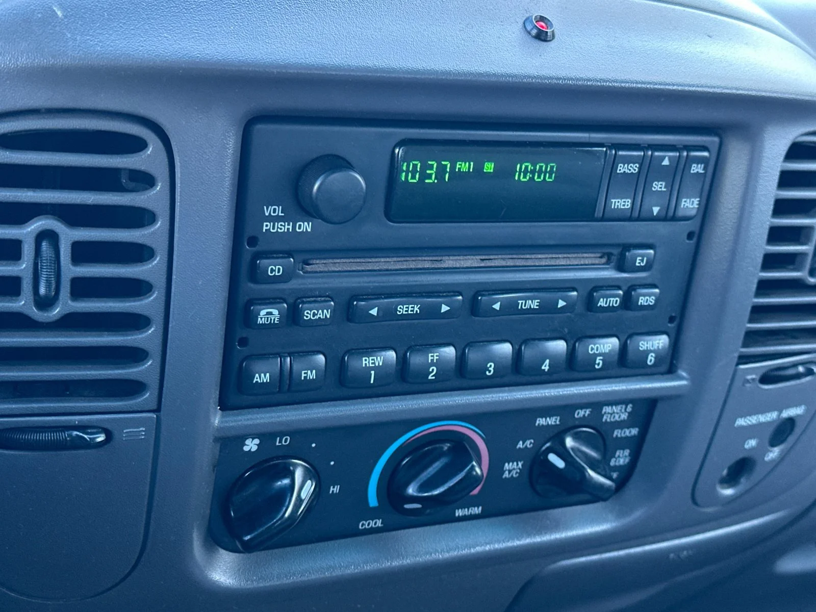 Used 1999 White Ford XLT image 17