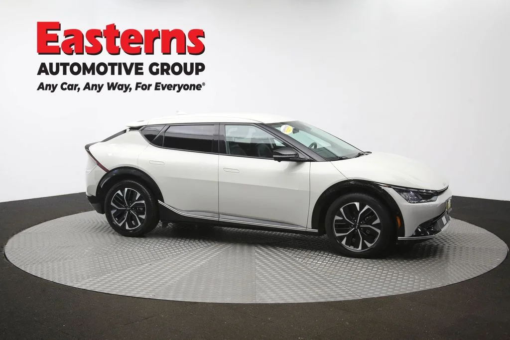Used 2022 White Kia Wind image 45