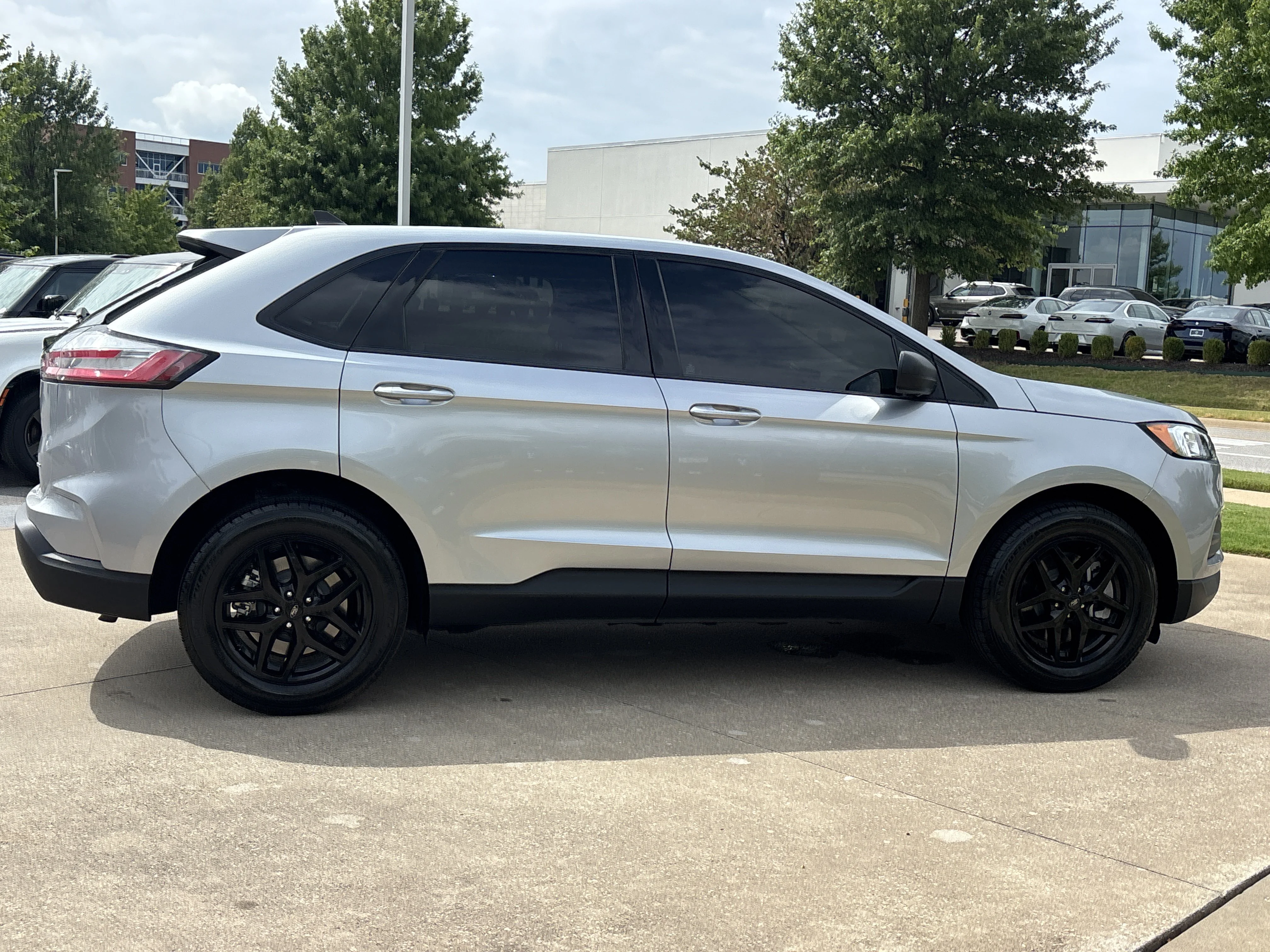 Used 2023 Iconic Silver Metallic Ford SE AWD image 2