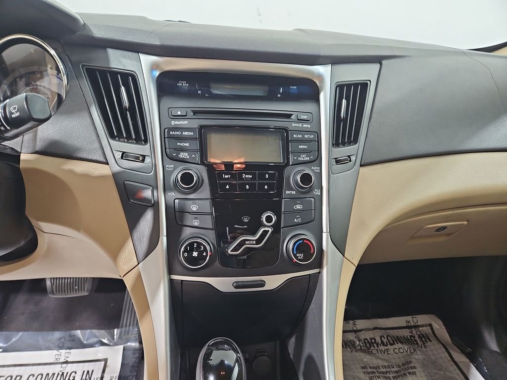 Used 2012 White Hyundai GLS image 19