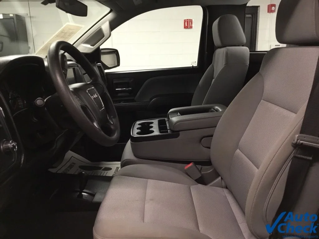 Used 2018 White GMC Base image 28