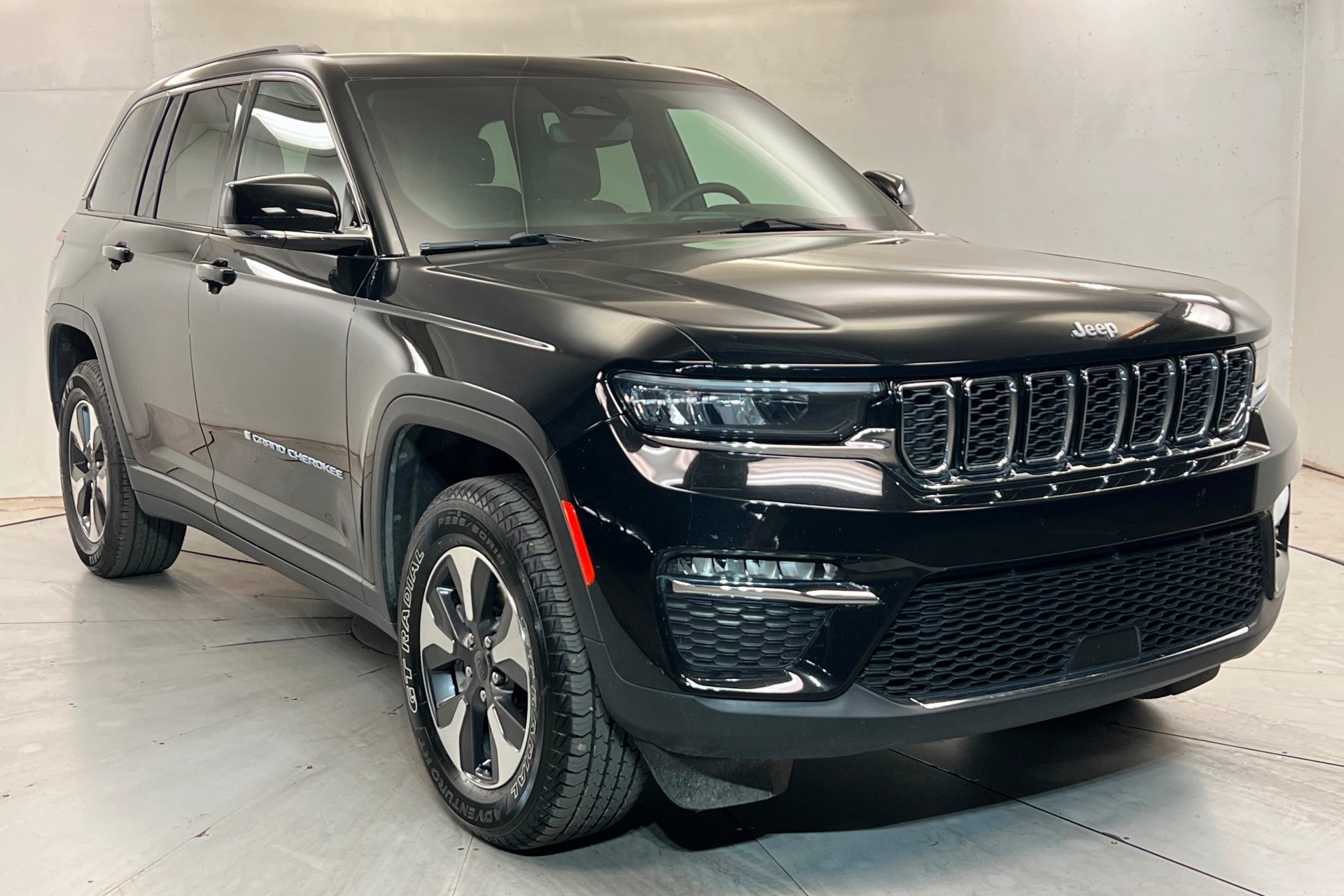 Used 2024 Diamond Black Crystal Pearlcoat Jeep 4xe image 8