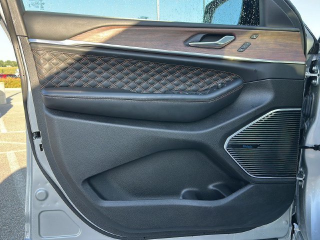 Used 2025  Jeep Summit image 8