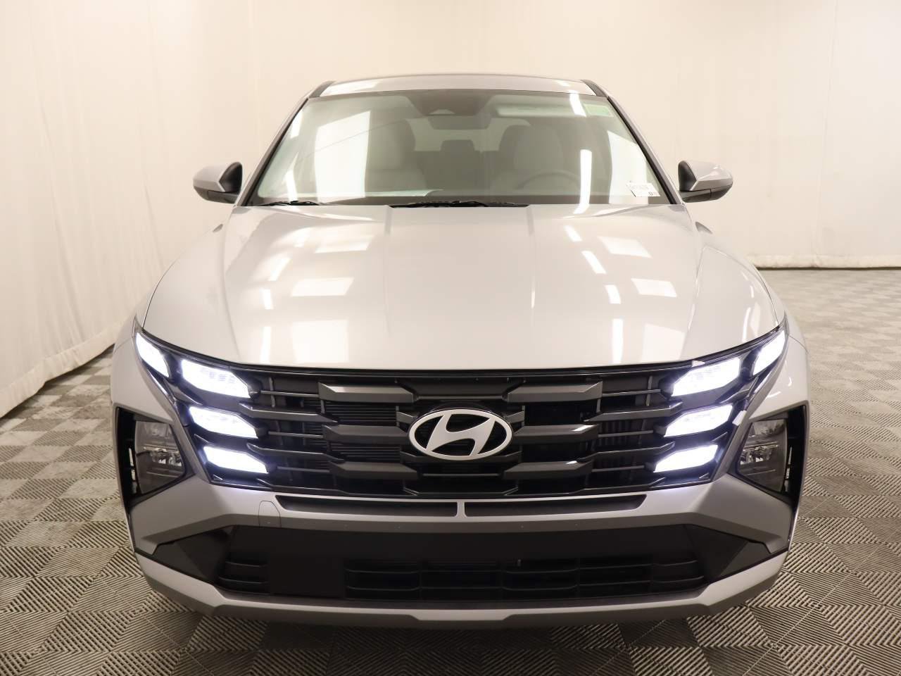 New 2026 Shimmering Silver Metallic Hyundai SE image 4