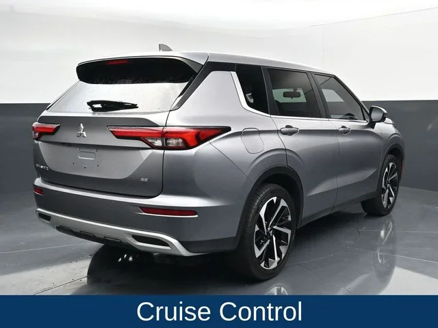 Used 2022  Mitsubishi SE image 9
