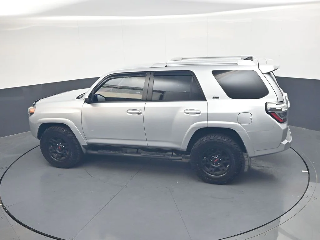 Used 2017 Classic Silver Metallic Toyota SR5 image 20