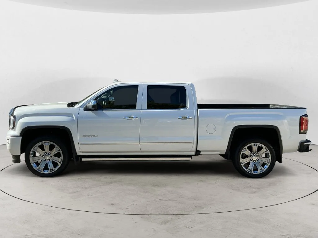 Used 2017 WHITE FROST TRICOAT GMC Denali image 12