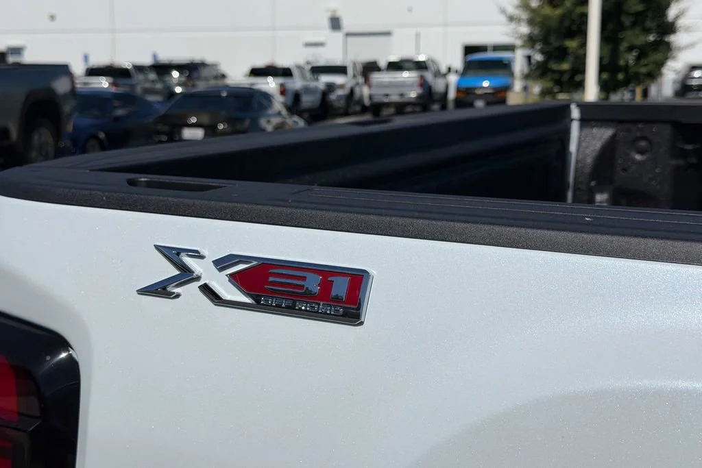 New 2026 Glacier White Tricoat GMC SLT image 9