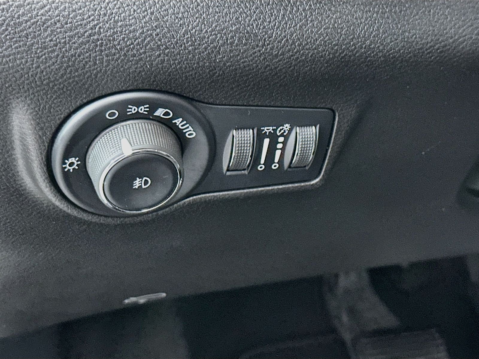 Used 2024 Bright White Clearcoat Jeep Latitude image 10