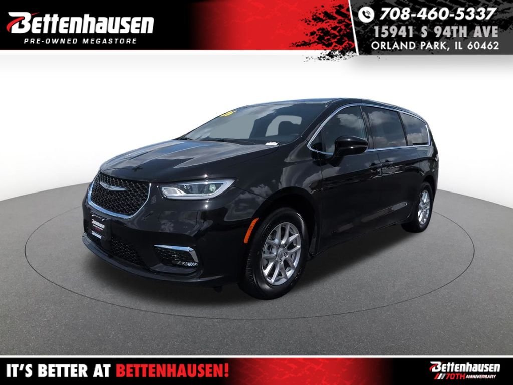 2026 Chrysler Pacifica Select's photo