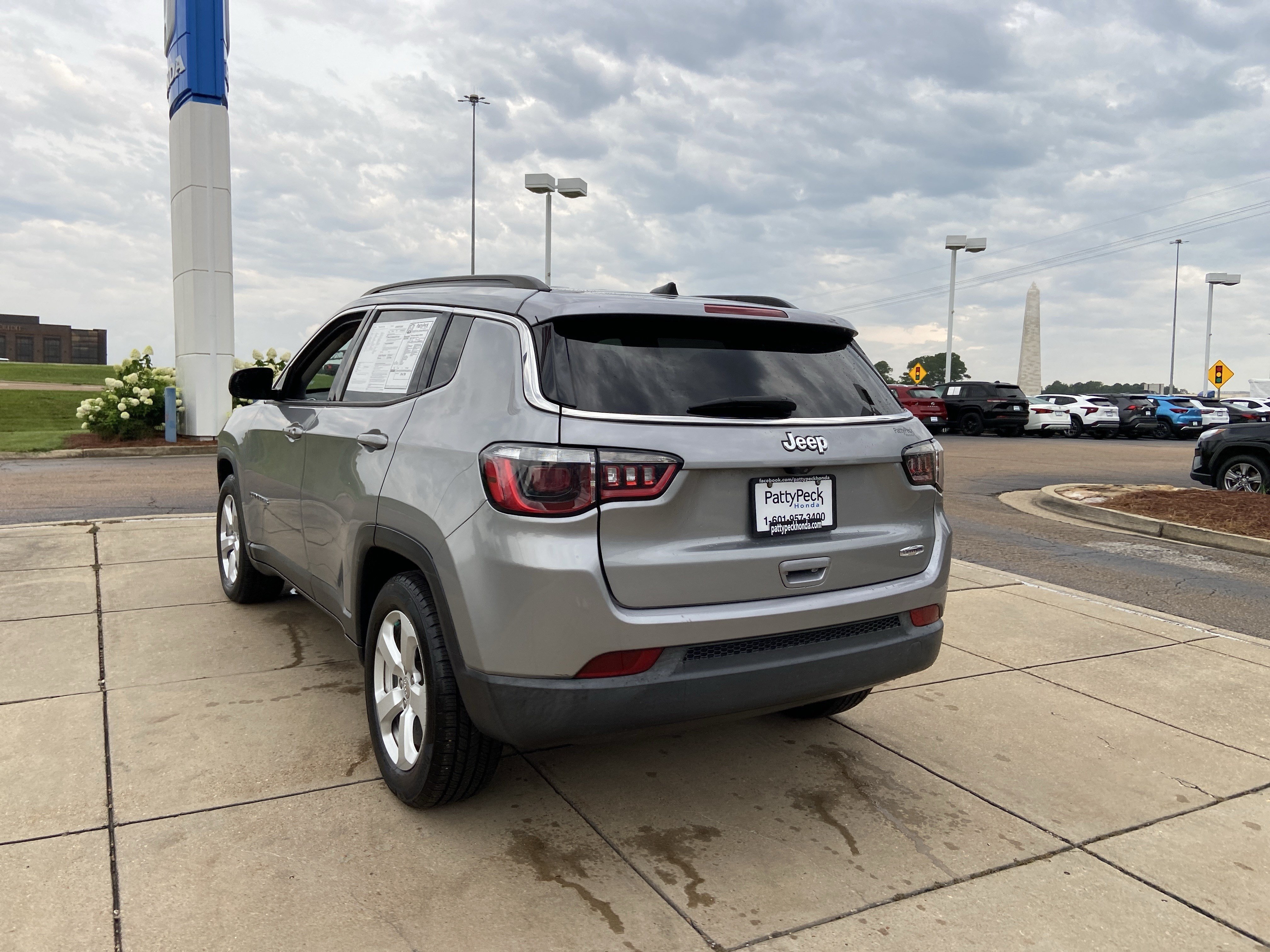 Used 2019 Billet Silver Metallic Clearcoat Jeep Latitude image 11