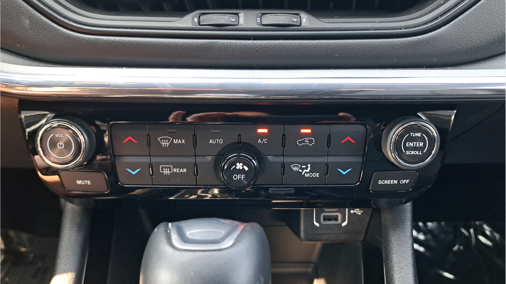 Used 2022 Silver Jeep Limited image 21