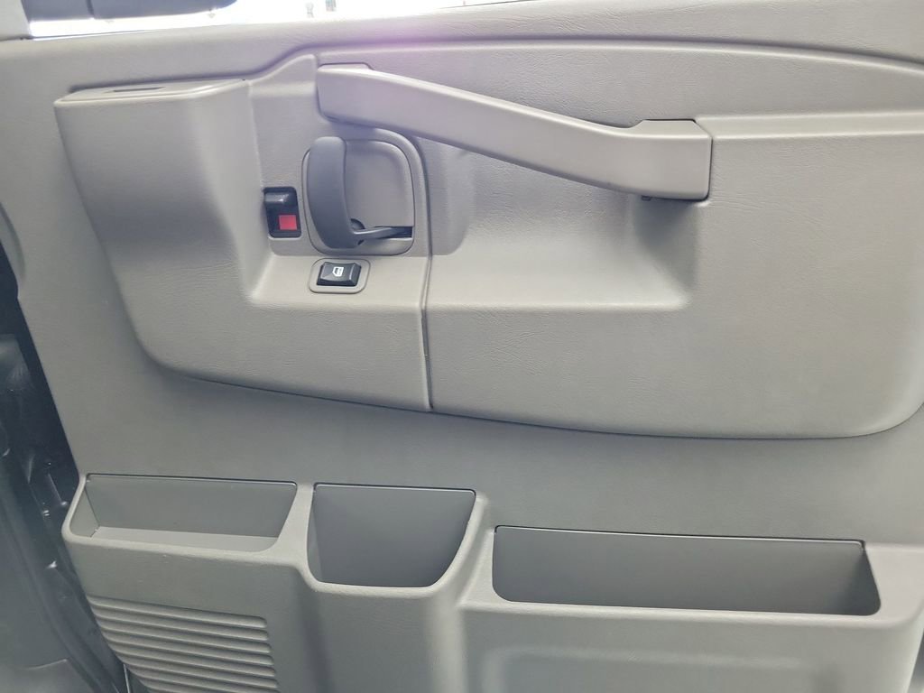 2025 GMC Savana Passenger LT - Photo 17