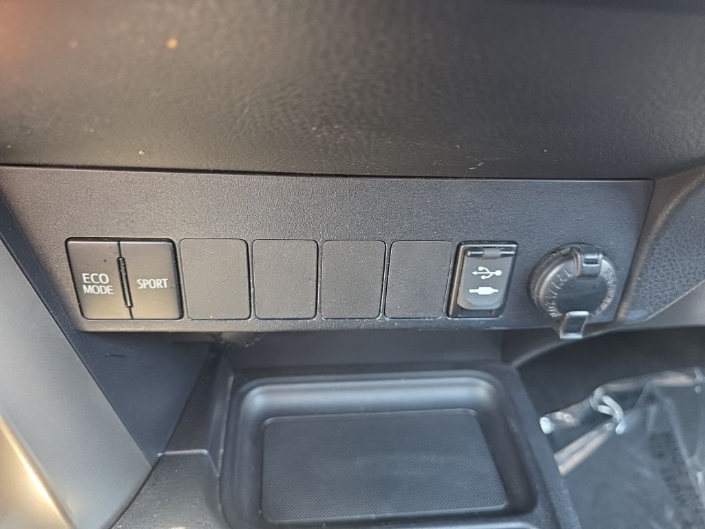 Used 2013 White Toyota XLE image 16