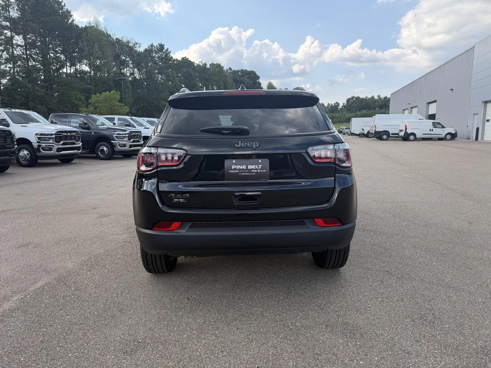 New 2026 Diamond Black Crystal Pearlcoat Jeep Latitude Altitude image 5