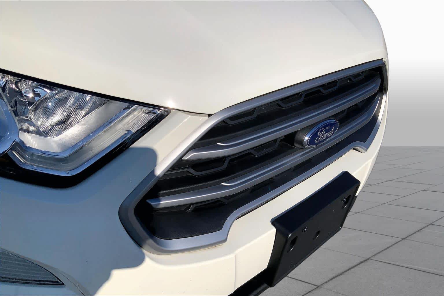 Used 2022 Diamond White Ford SE image 29