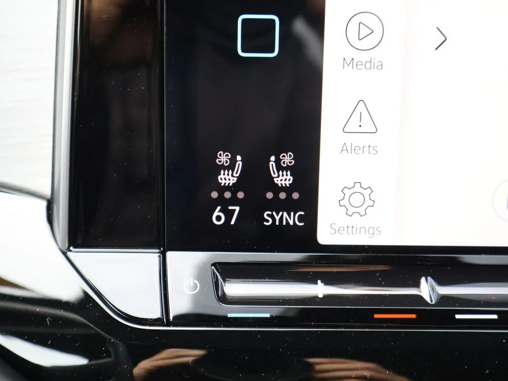New 2026 Black Volkswagen 2.0T SE w/Technology image 20