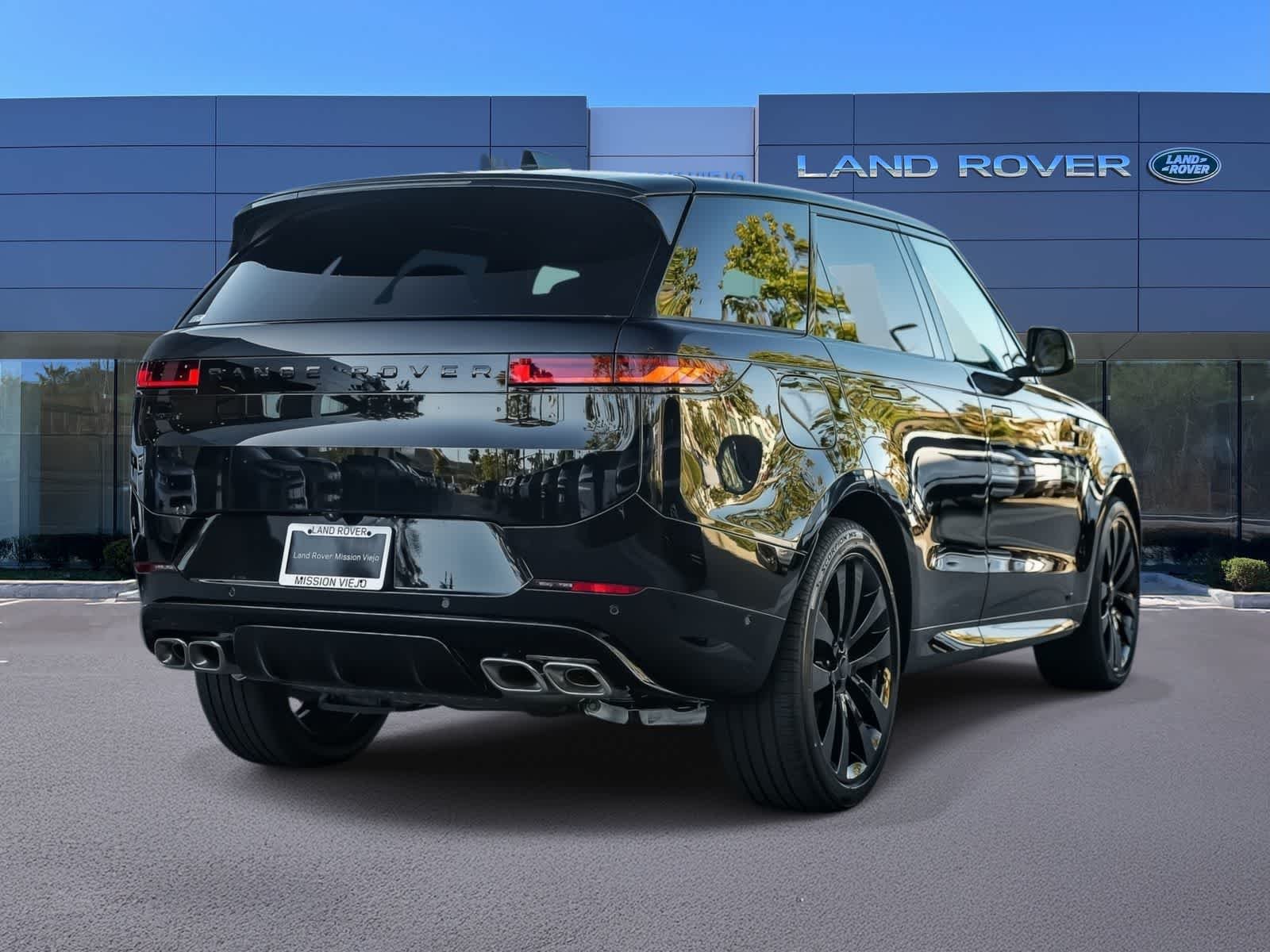 New 2026 Santorini Black Land Rover Dynamic SE image 4