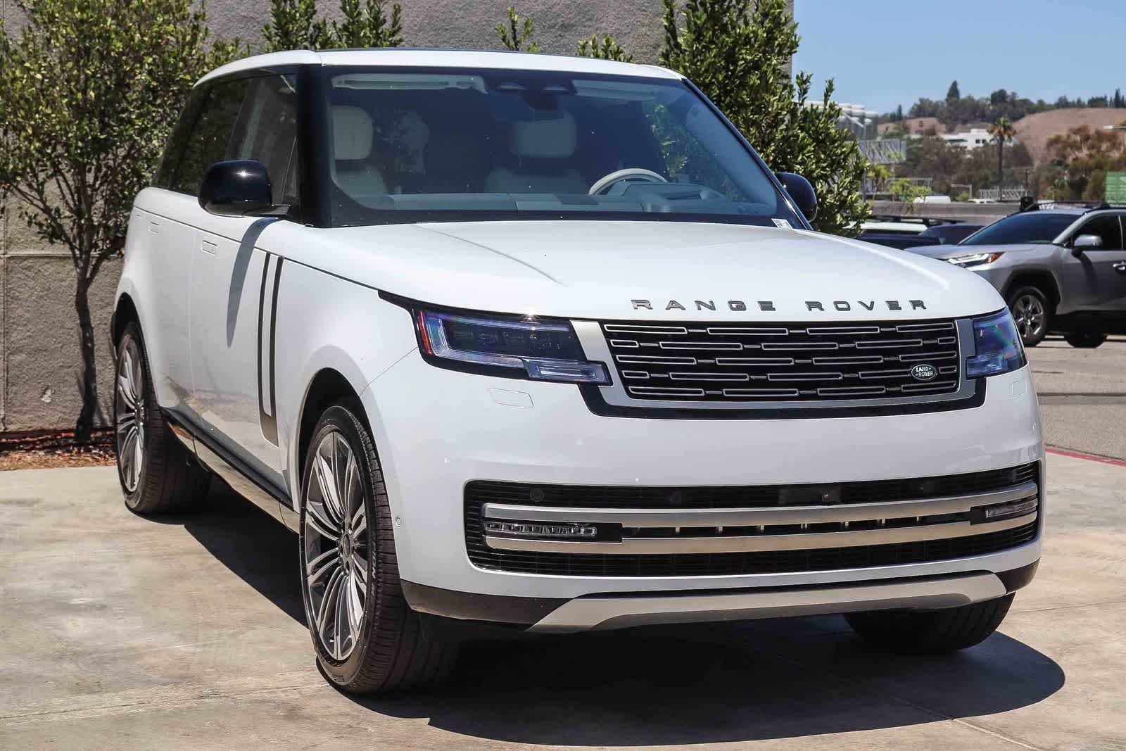 New 2026 Fuji White Land Rover SE image 3