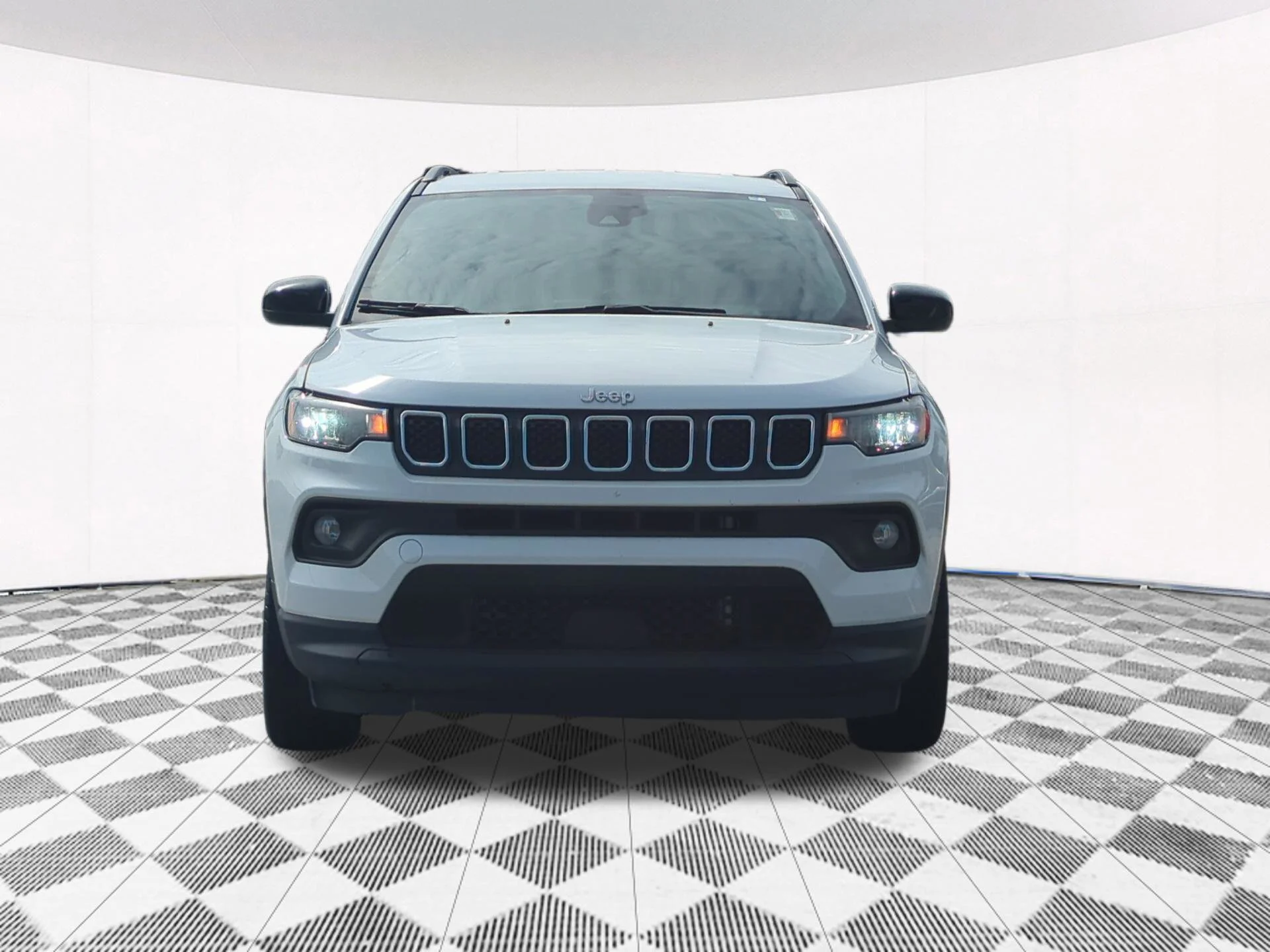 Used 2024  Jeep Latitude image 27
