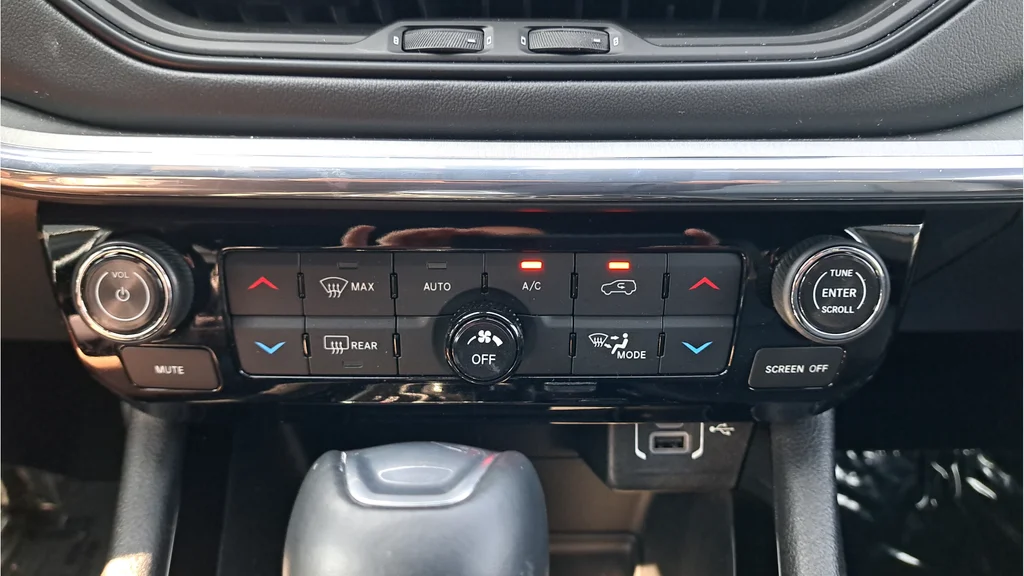 Used 2022 Silver Jeep Limited image 21