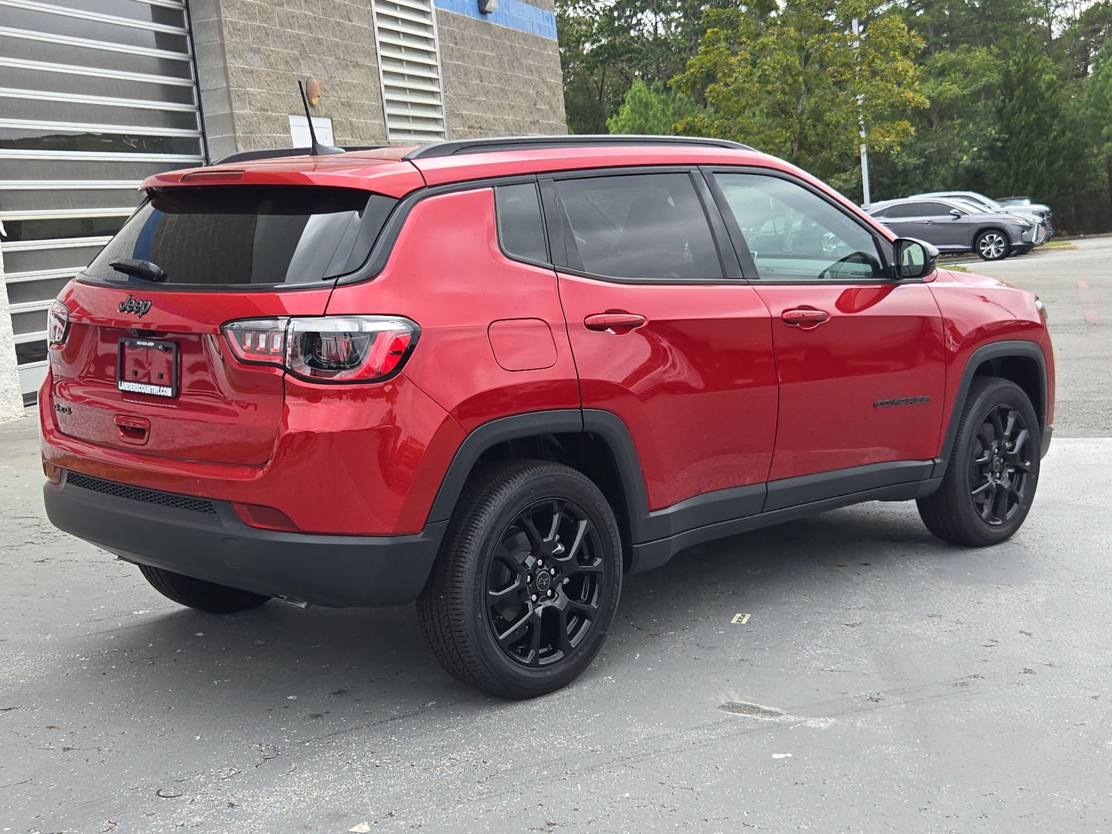 New 2026 Red Hot Pearl-Coat Exterior Paint Jeep Latitude Altitude image 7