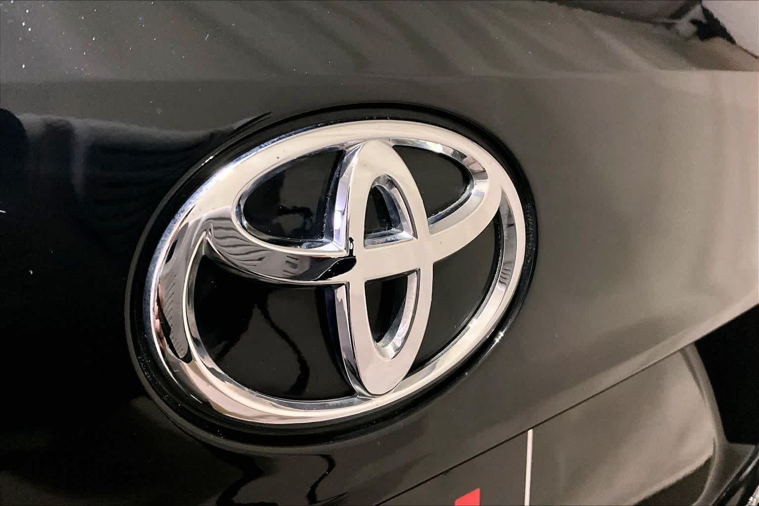 Used 2022 Midnight Black Metallic Toyota XLE image 53