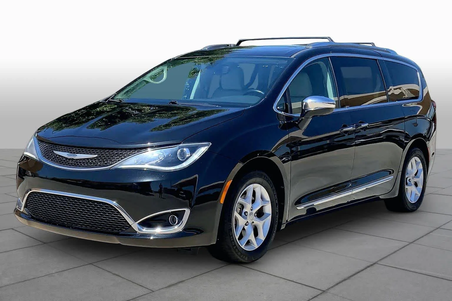 2020 Chrysler Pacifica Limited's photo