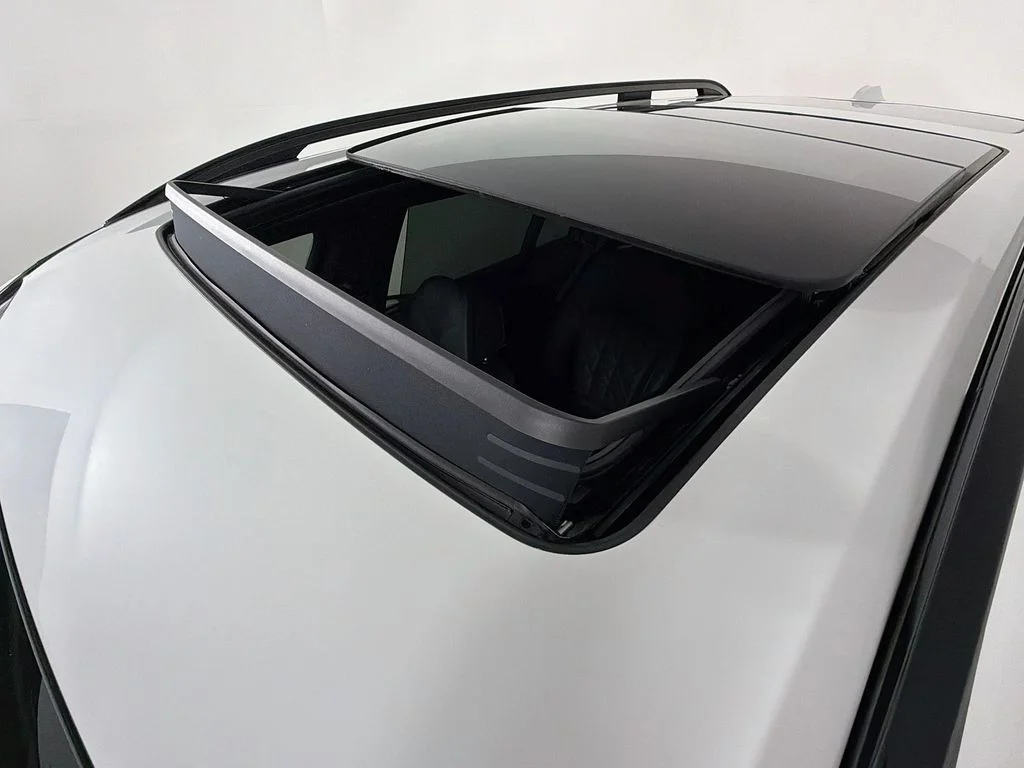 Used 2025 White BMW xDrive40i image 22
