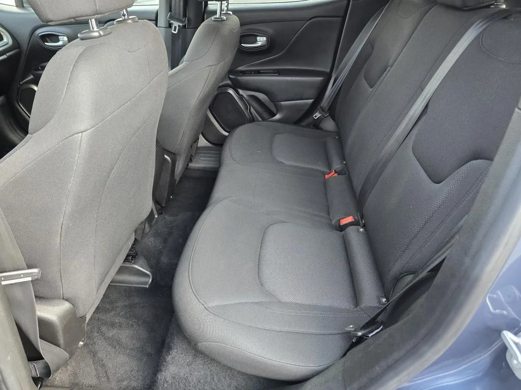 Used 2023 Slate Blue Pearlcoat Jeep Latitude image 10