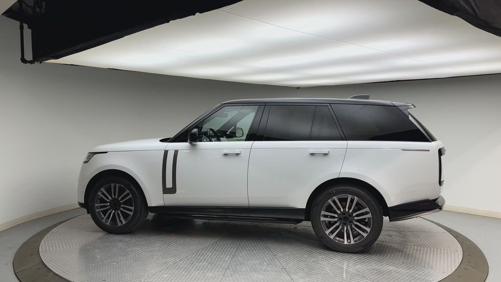 New 2026 Fuji White Land Rover SE image 5