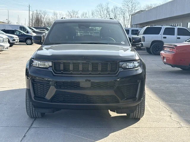 New 2026 Diamond Black Crystal Pearl-Coat Exterior Paint Jeep Altitude image 11