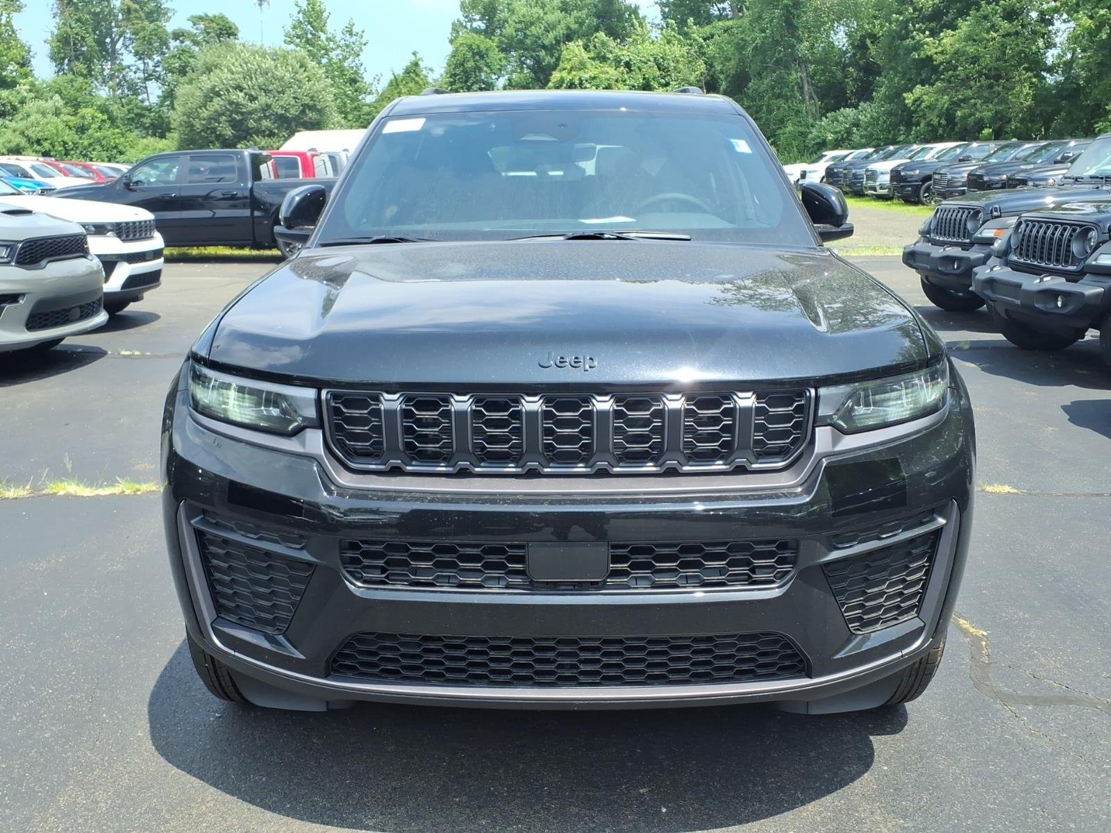 New 2026 Diamond Black Crystal Pearl-Coat Exterior Paint Jeep Laredo image 2