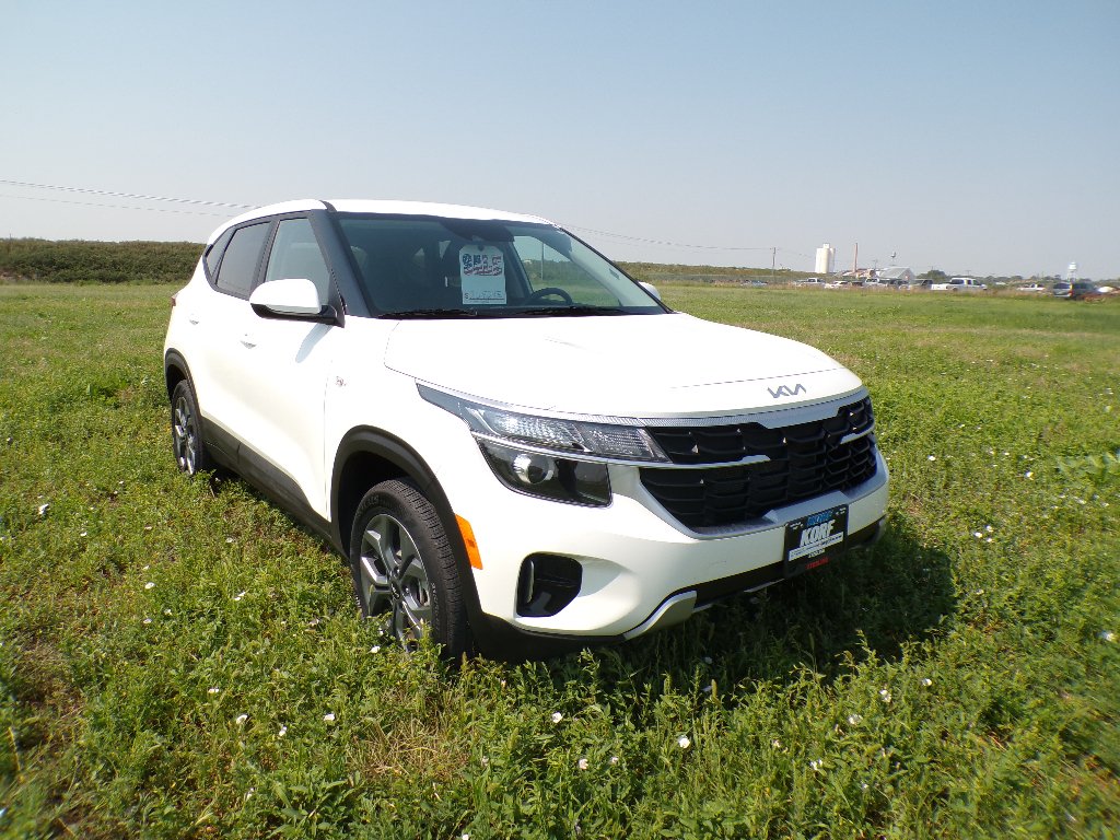 Used 2026 Snow White Pearl Kia LX image 3