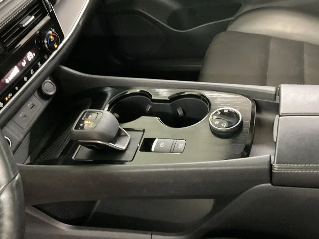 Used 2021 Scarlet Nissan SV image 18