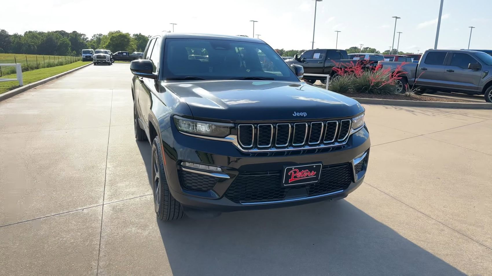 Used 2025 Diamond Black Crystal Pearlcoat Jeep Limited image 3