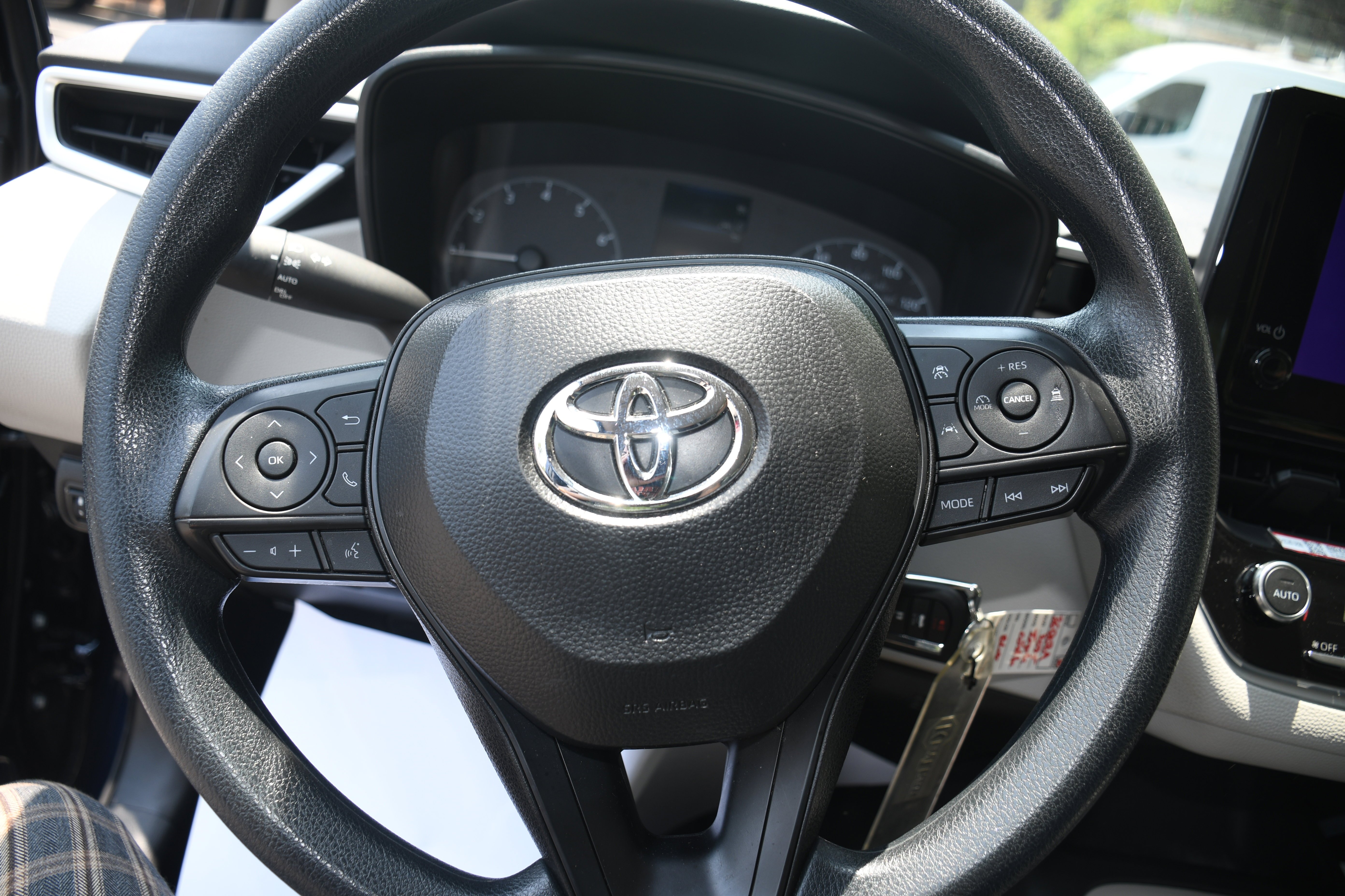 Used 2025  Toyota LE image 12