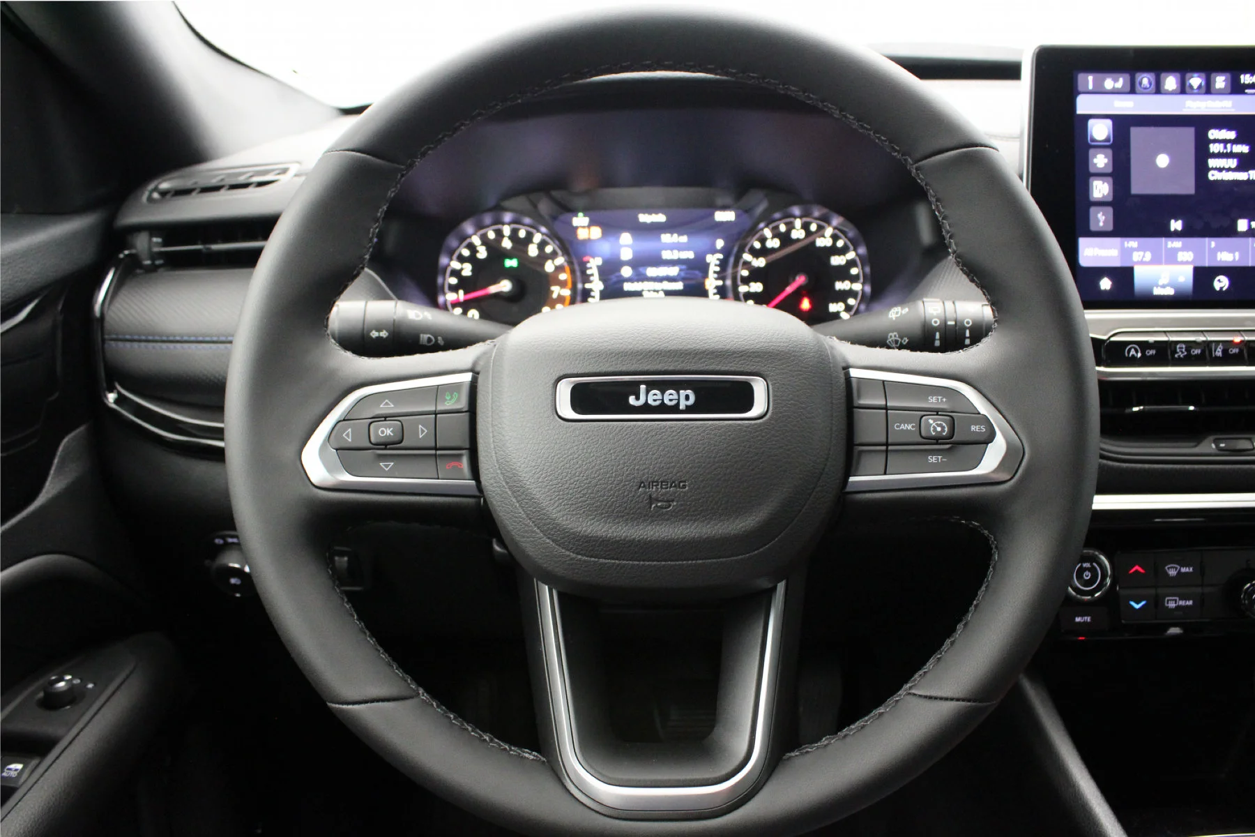 New 2026 Diamond Black Crystal Pearl-Coat Exterior Paint Jeep Latitude Altitude 4x4 image 5