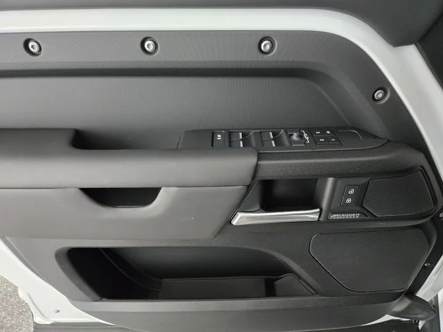 2025 Land Rover Defender V8 - Photo 21