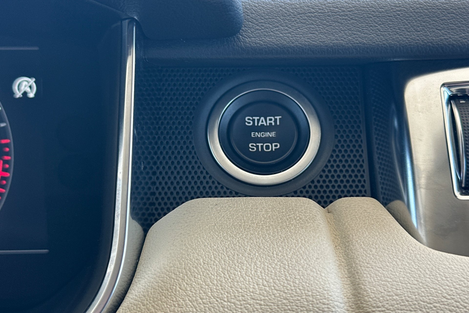 Used 2022 Fuji White Land Rover HSE Silver Edition image 25