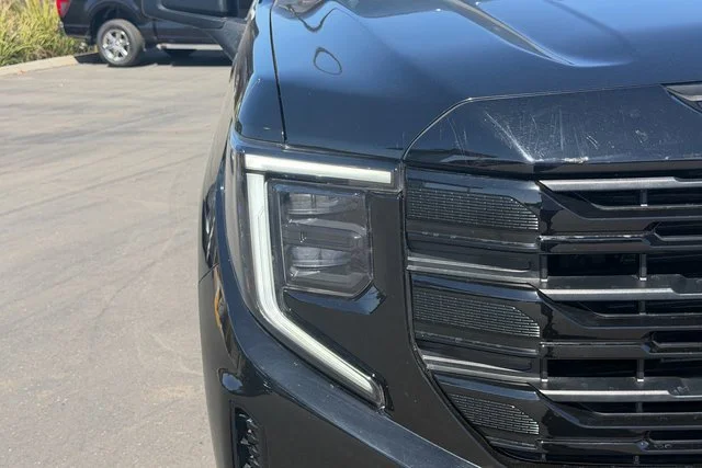 Used 2025 Onyx Black GMC Elevation image 4