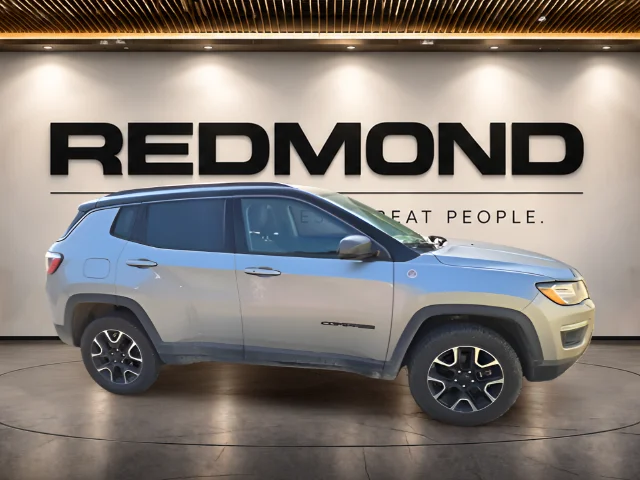 Used 2019 Silver Jeep Trailhawk image 1