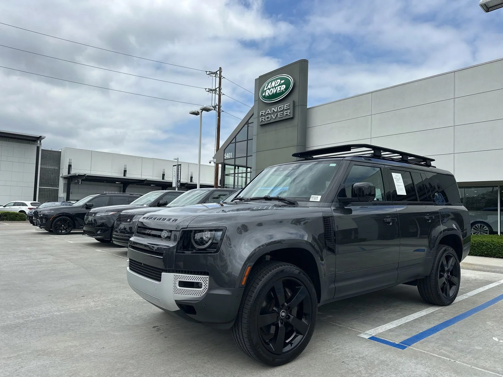 2023 Land Rover Defender SE's photo